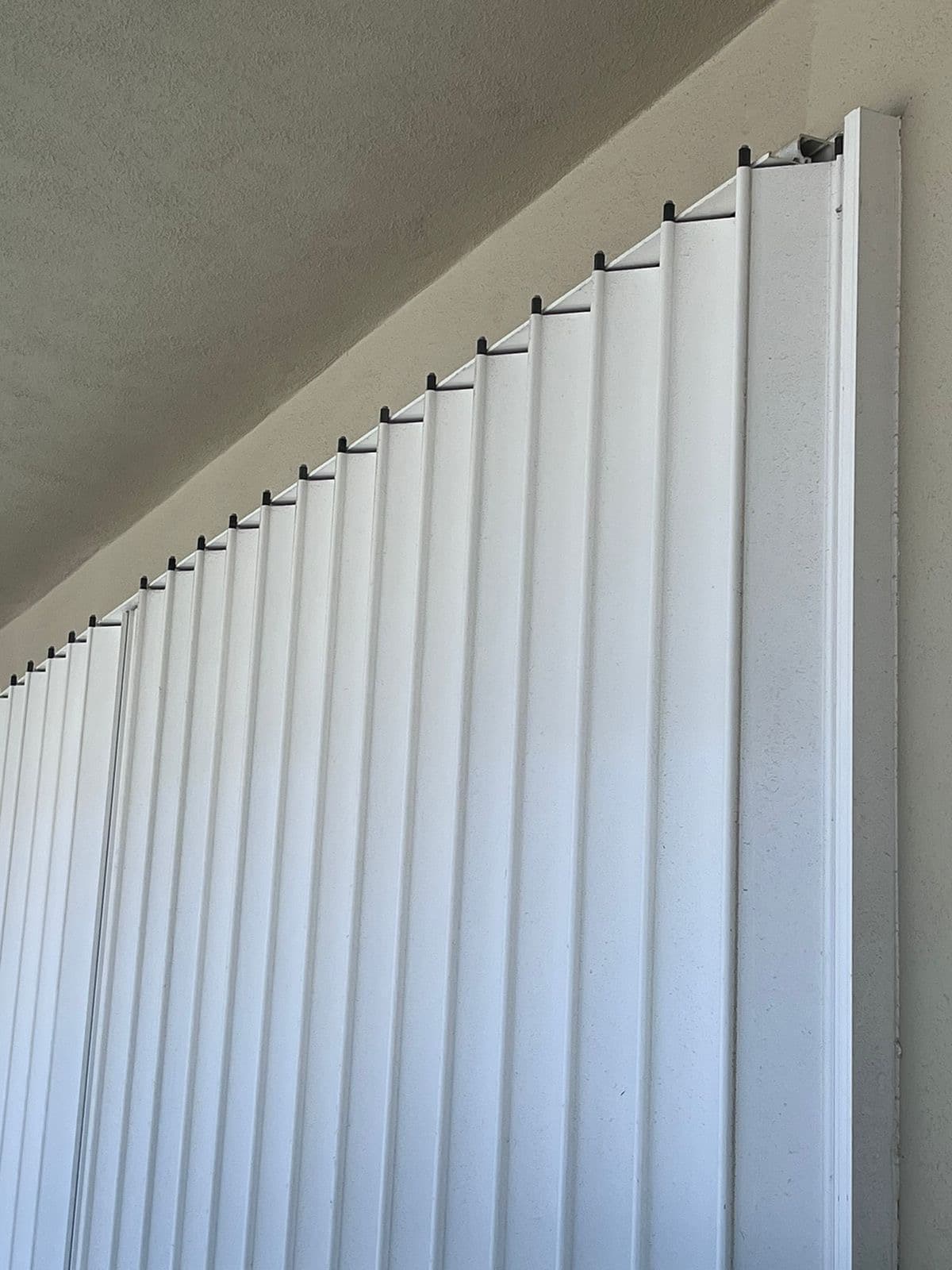 Instalación de cortina acordeón de aluminio