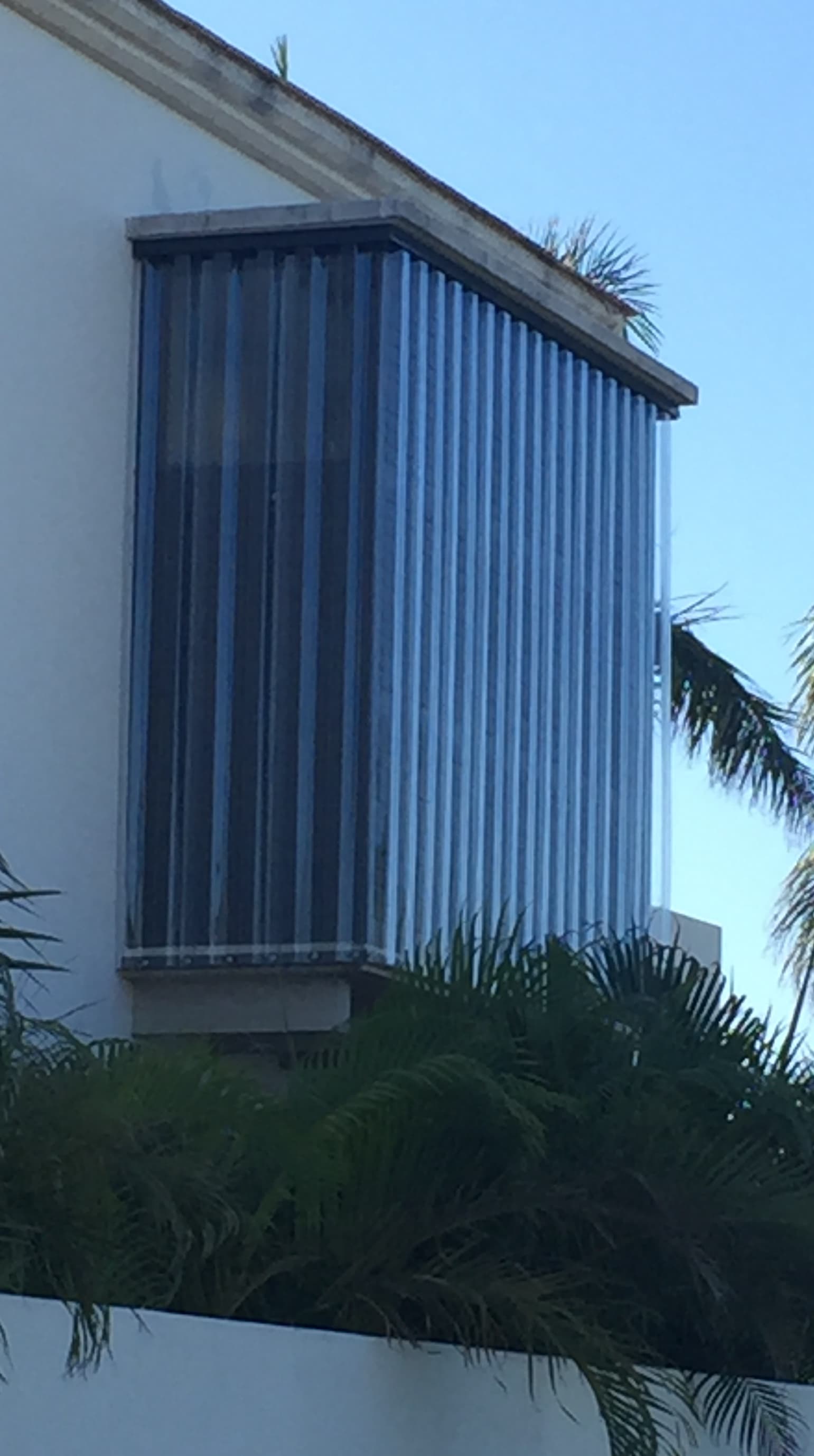 Paneles contra tormentas en ventanas