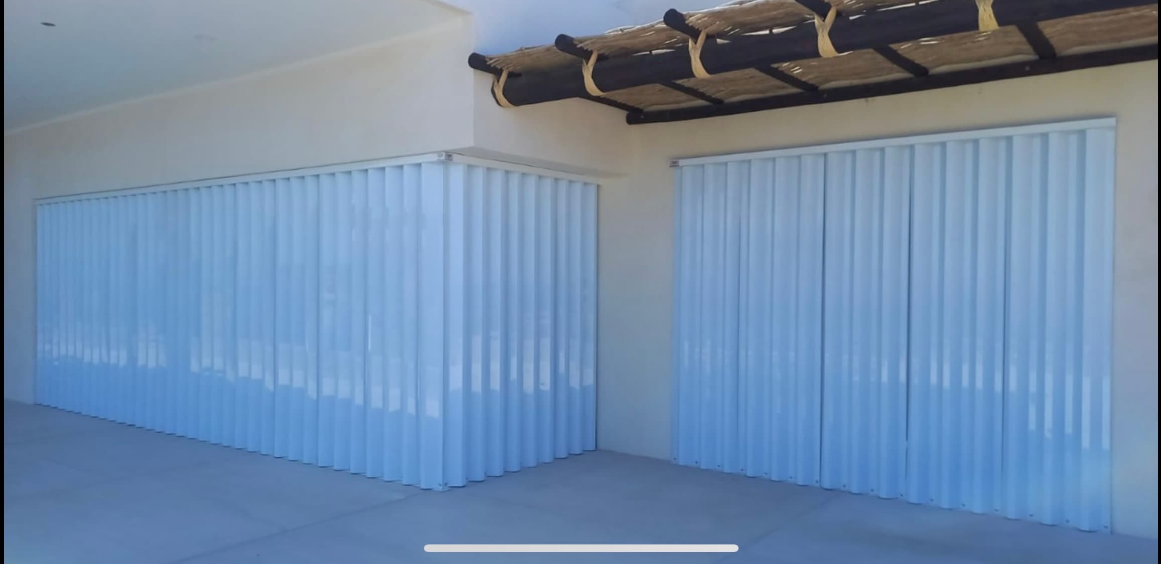 Instalación profesional de cortinas anticiclónicas en fachada
