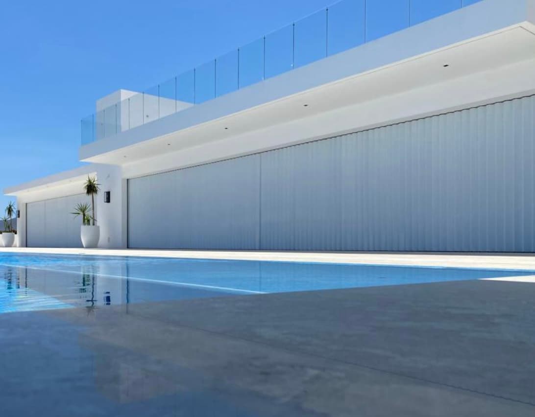 Cortinas anticiclónicas instaladas en villa con alberca en Cancún